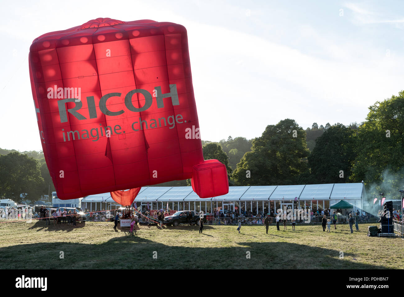 Ashton Court, Bristol, UK. 09 August 2018. Despite large crowds gathering in the sun at Ashton Court for the Special Shaped Balloon launch, the winds proved to be too strong to permit the balloons to fly safely. Organisers are hoping for better flying condition on Friday morning’s first mass launch celebrating 40 years of the fiesta.  Neil Cordell/Alamy Live News Stock Photo
