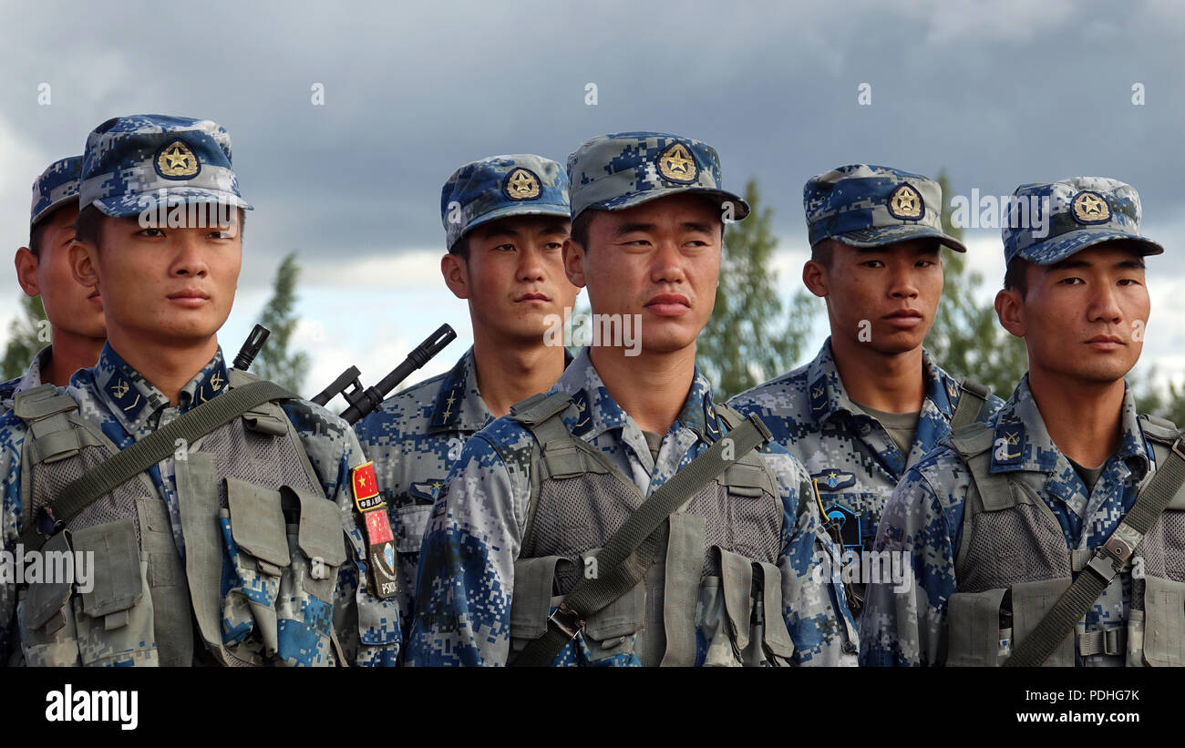 Pskow, Russia. 07th Aug, 2018. Chinese participants have positioned themselves at the International Army Games on the training area of the 76th Russian paratroopers division near Pskow. Teams from 32 nations are competing against each other in the Olympics of military skills. (on dpa 'Aircraft Darts and Tank Biathlon: Russia's Great Army Competition' of 10.08.2018) Credit: Friedemann Kohler/dpa/Alamy Live News Stock Photo