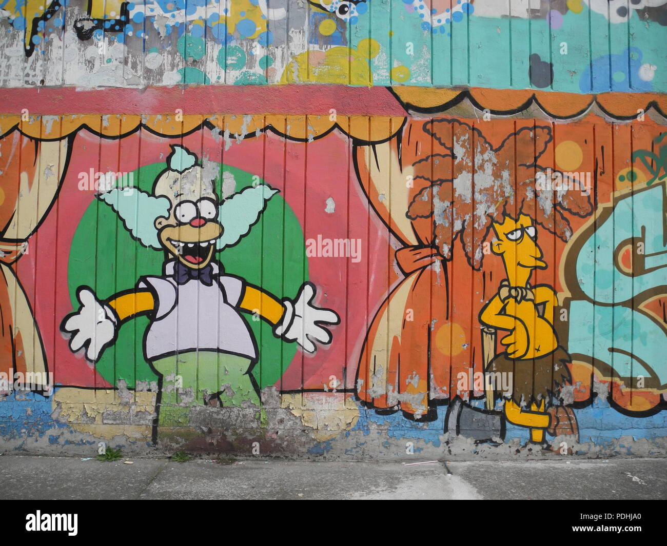 Mexico City, Mexico. 08th Aug, 2018. Graffiti works with the Simpson family decorate a wall in the Infonavit Iztacalco district. In the west of the metropolis of millions there are more than 20 graffiti works with Homer, Marge, Bart, Lisa, Maggie and other famous comic figures of the series. The artist collective Night Lords would like to give the quarter a more friendly touch. (to dpa yellow instead of grey: graffiti artists create 'Sprayfield' in Mexico from 10.08.2018) Credit: Amelie Richter/dpa/Alamy Live News Stock Photo