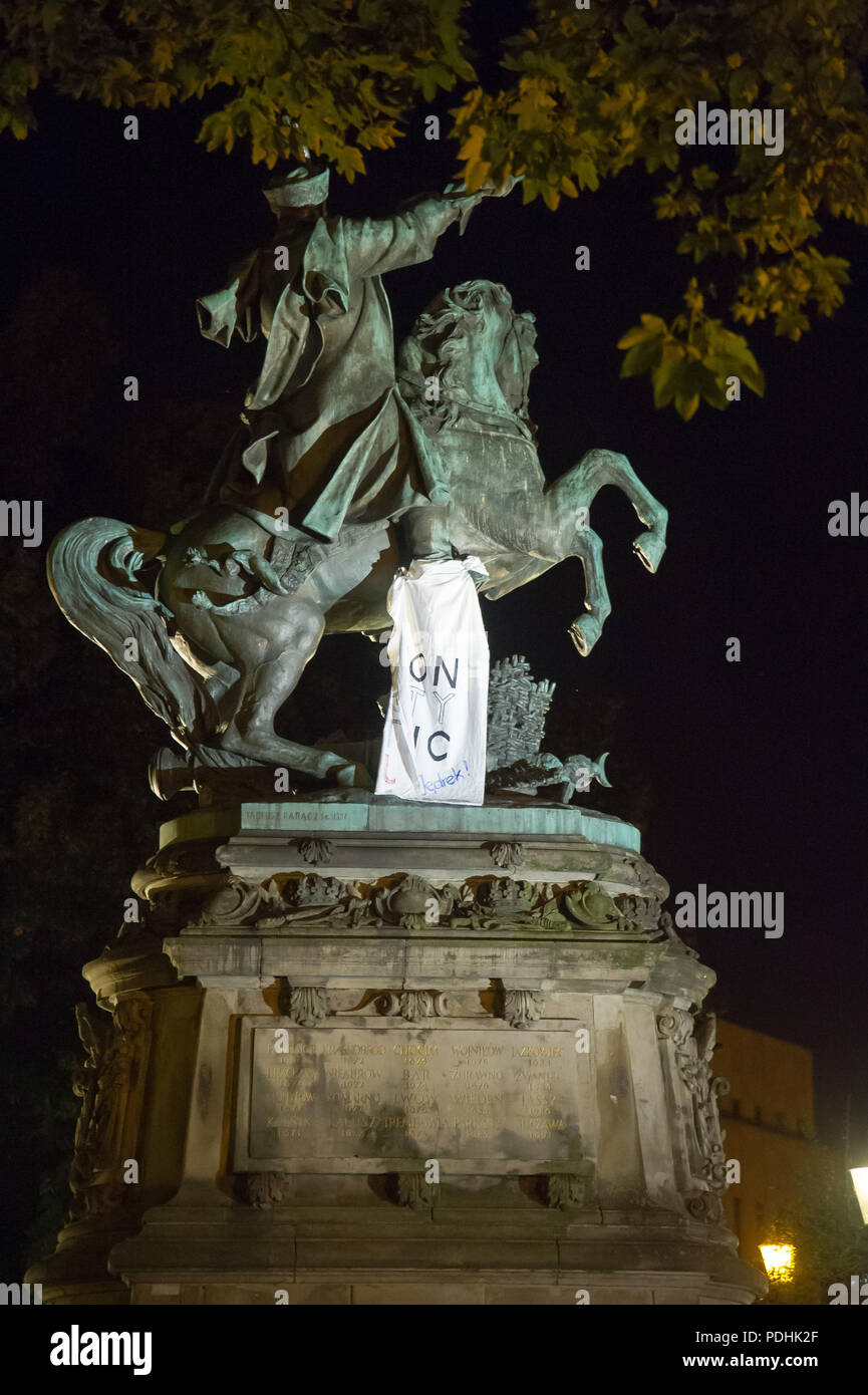 Gdansk, Poland. 10th August 2018. Constitution T-shirt on Polish king Jan III Sobieski monument in protest against the new judicial reforms in Poland. Gdansk, Poland. August 10th 2018 © Wojciech Strozyk / Alamy Live News Stock Photo