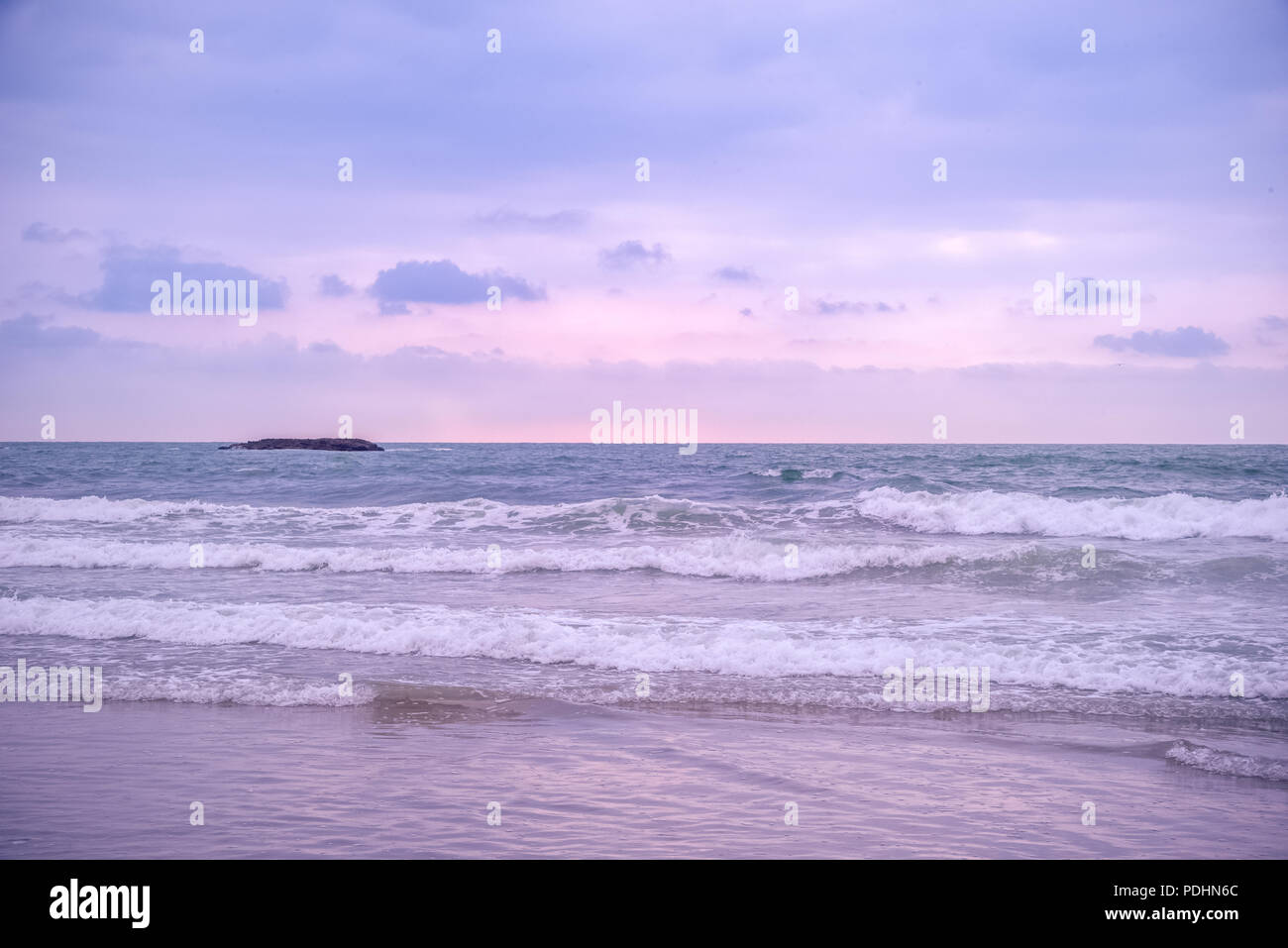 Purple sky over water hi-res stock photography and images - Alamy