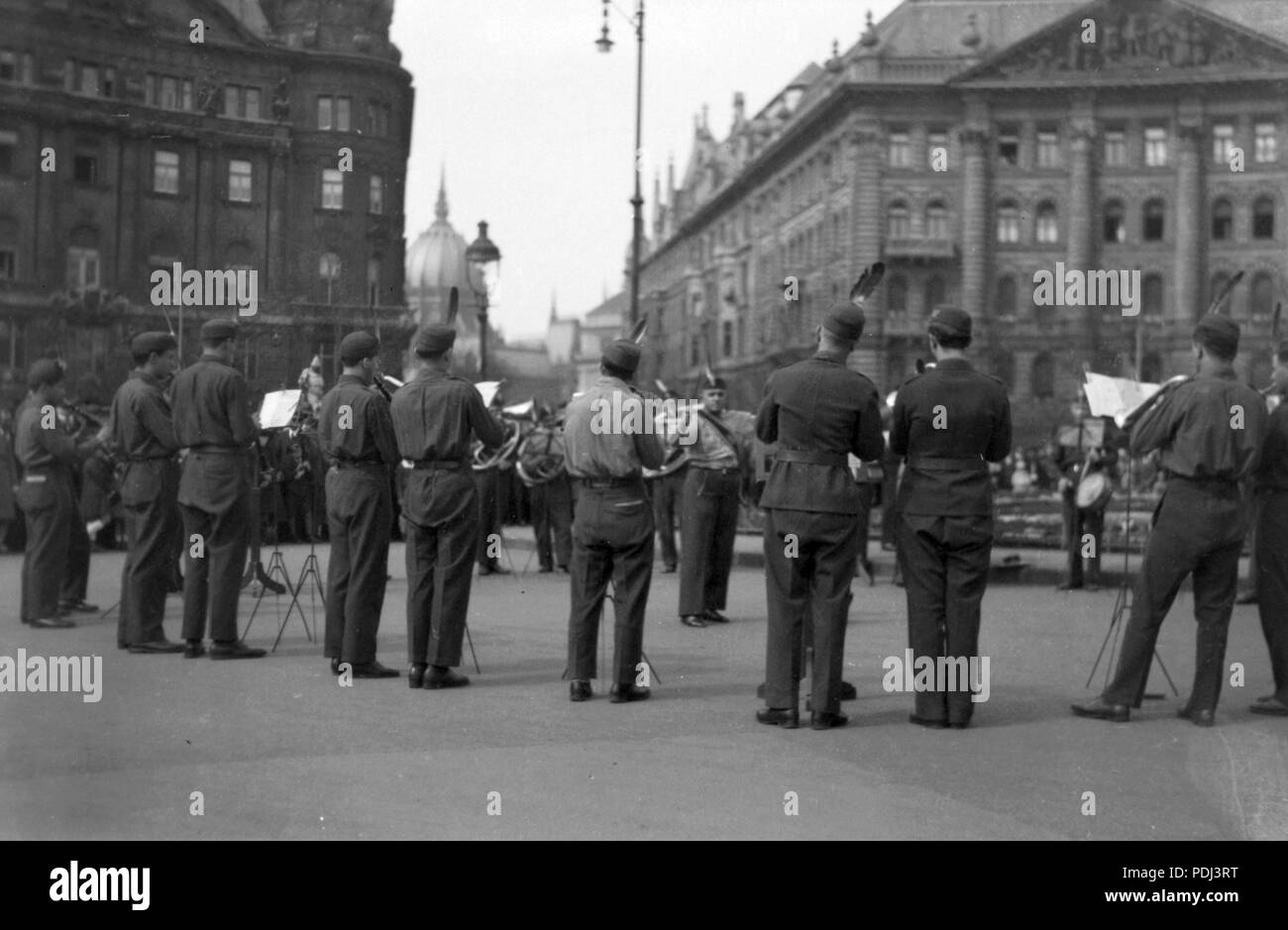 350 Szabadság tér, fúvószenekar az irredenta emlékhelynél, háttérben a Vécsey utca és a Parlament. Fortepan 19571 Stock Photo