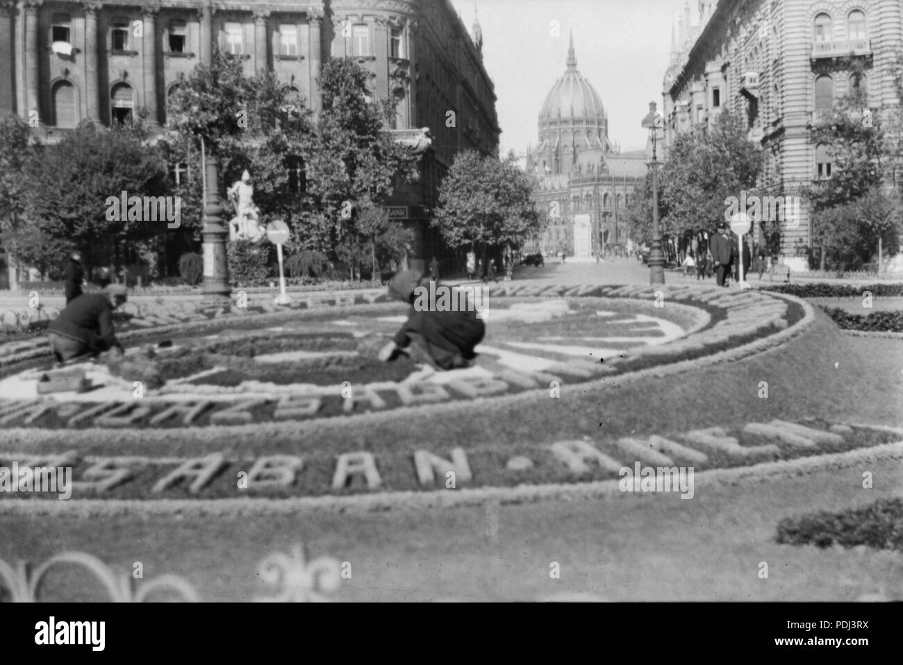 350 Szabadság tér, irredenta emlékhely, háttérben a Vécsey utca és a Parlament. Balra az Irredenta Szoborcsoport - Fortepan 19573 Stock Photo