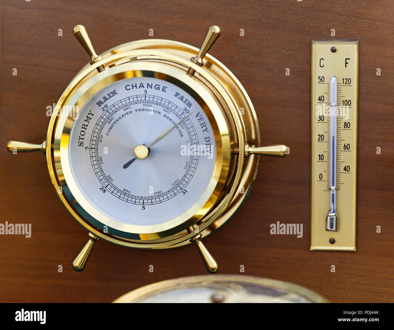 Sluiting heilige Gevoelig Retro style brass barometer and thermomether weather station Stock Photo -  Alamy