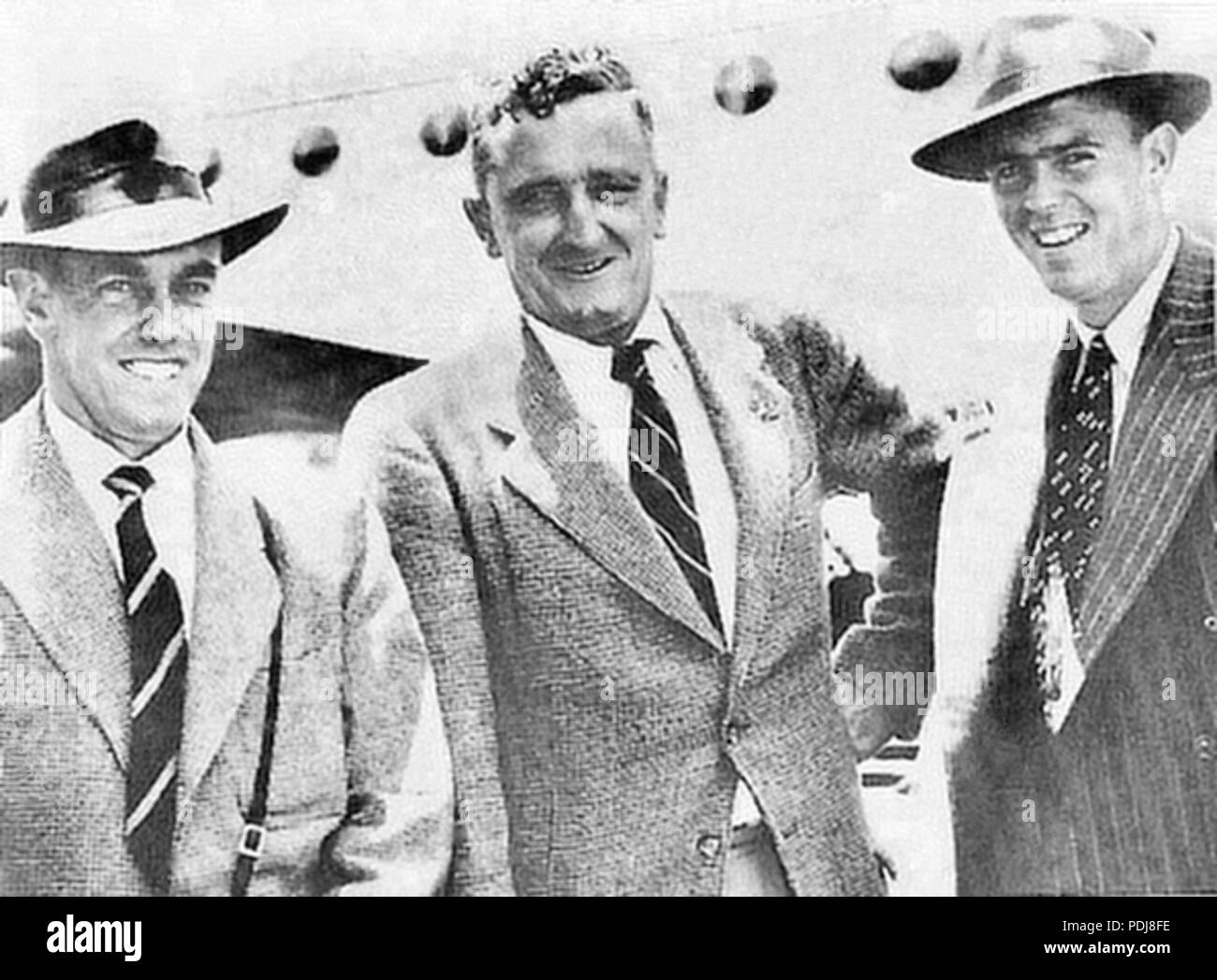 69 Jack Iverson flanked by Ian Johnson (cricketer) and Bill Johnston (cricketer) in January 1951 Stock Photo