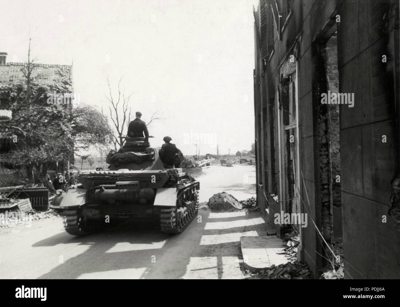 361 Tweede Wereldoorlog, meidagen 1940 Nederland. Een Duitse tank op weg naar de stellingen bij de Grebbeberg Stock Photo