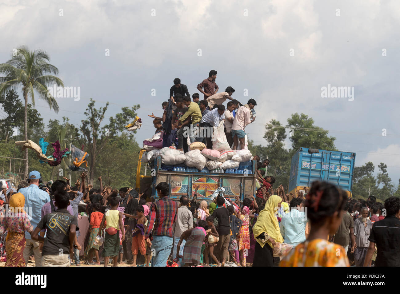 Rohingya refugees scramble for relief materials at Balukhali in Ukhia, Cox's Bazar, Bangladesh Stock Photo