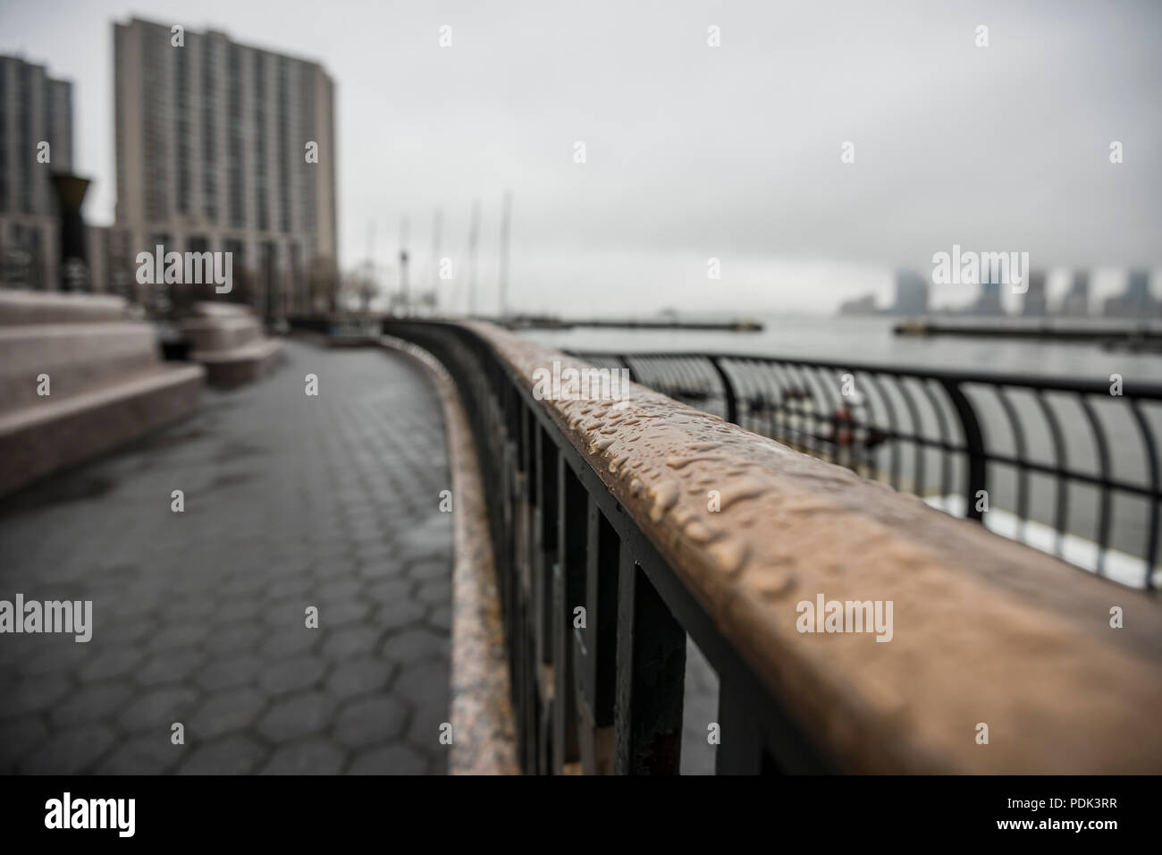 Rainy day brooklyn bridge hi-res stock photography and images - Alamy