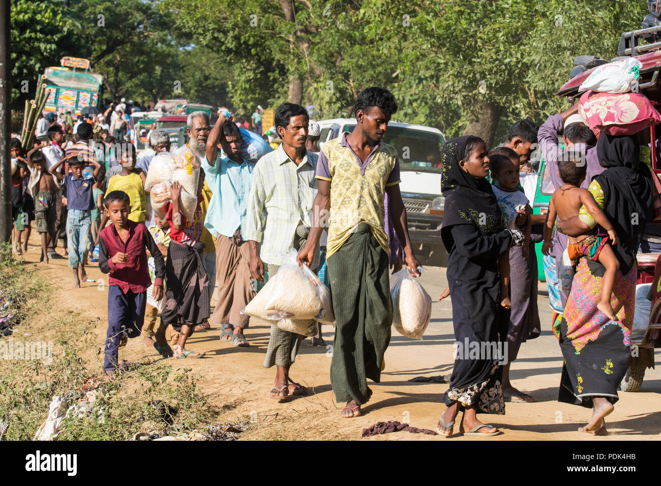 Rohingya refugees returning to camp with relief materials at Balukhali in Ukhia, Cox's Bazar, Bangladesh Stock Photo