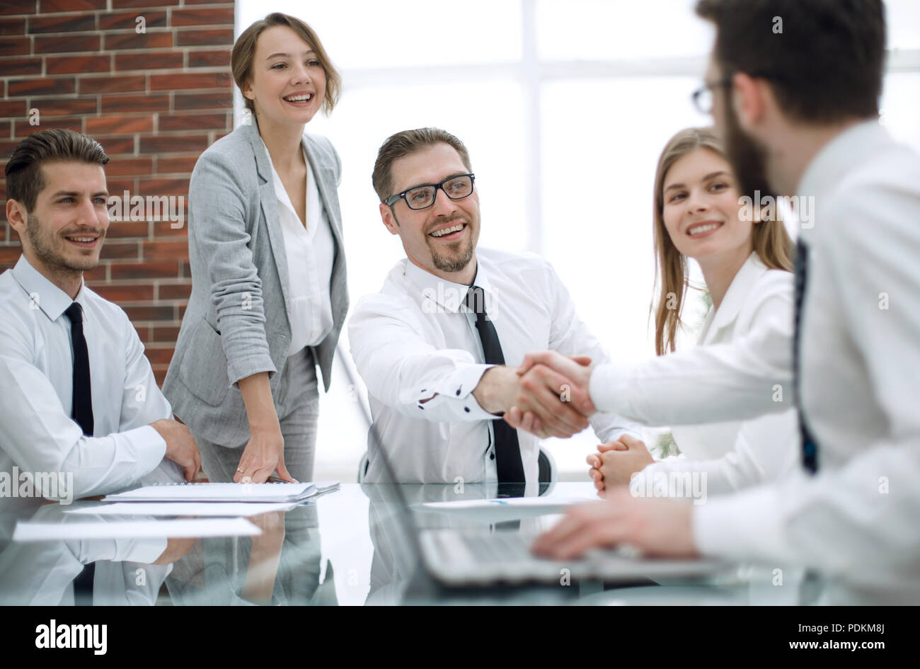 handshake financial partners at the Desk Stock Photo Alamy