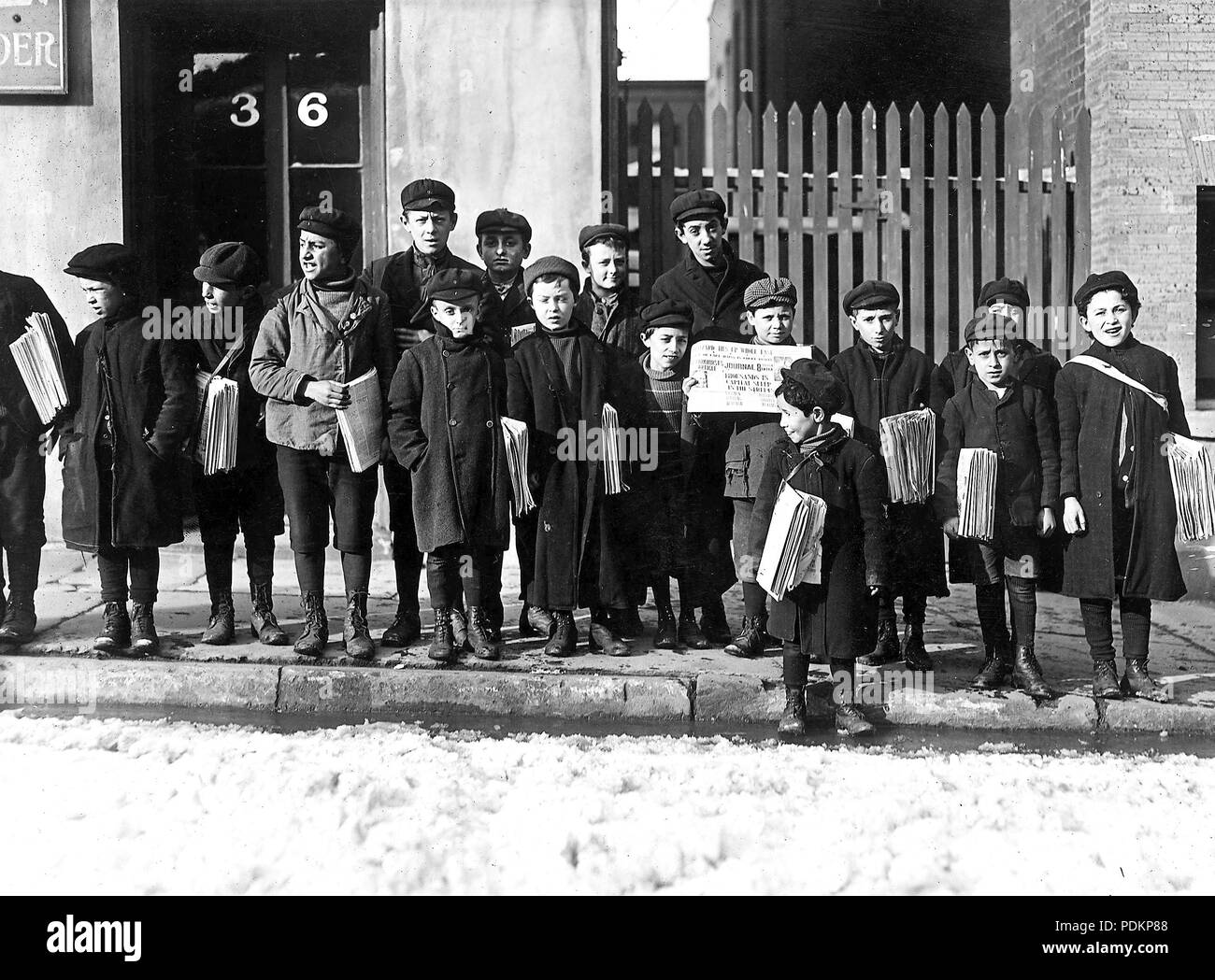 Waiting for their papers. 3 of these were 8 years old. Some were 9 years old. Hartford, Conn, March 1909 Stock Photo