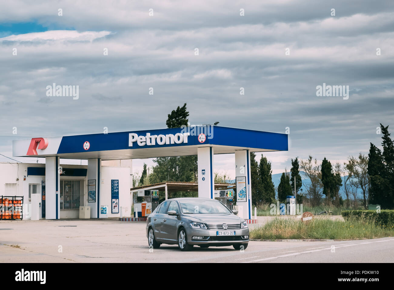 Girona, Catalonia, Spain - May 14, 2018: Volkswagen Car Leaves Oil And Gas Filling Station Petronor. Stock Photo