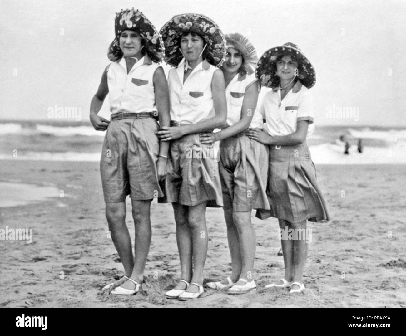 1930s beach australia hi-res stock photography and images - Alamy