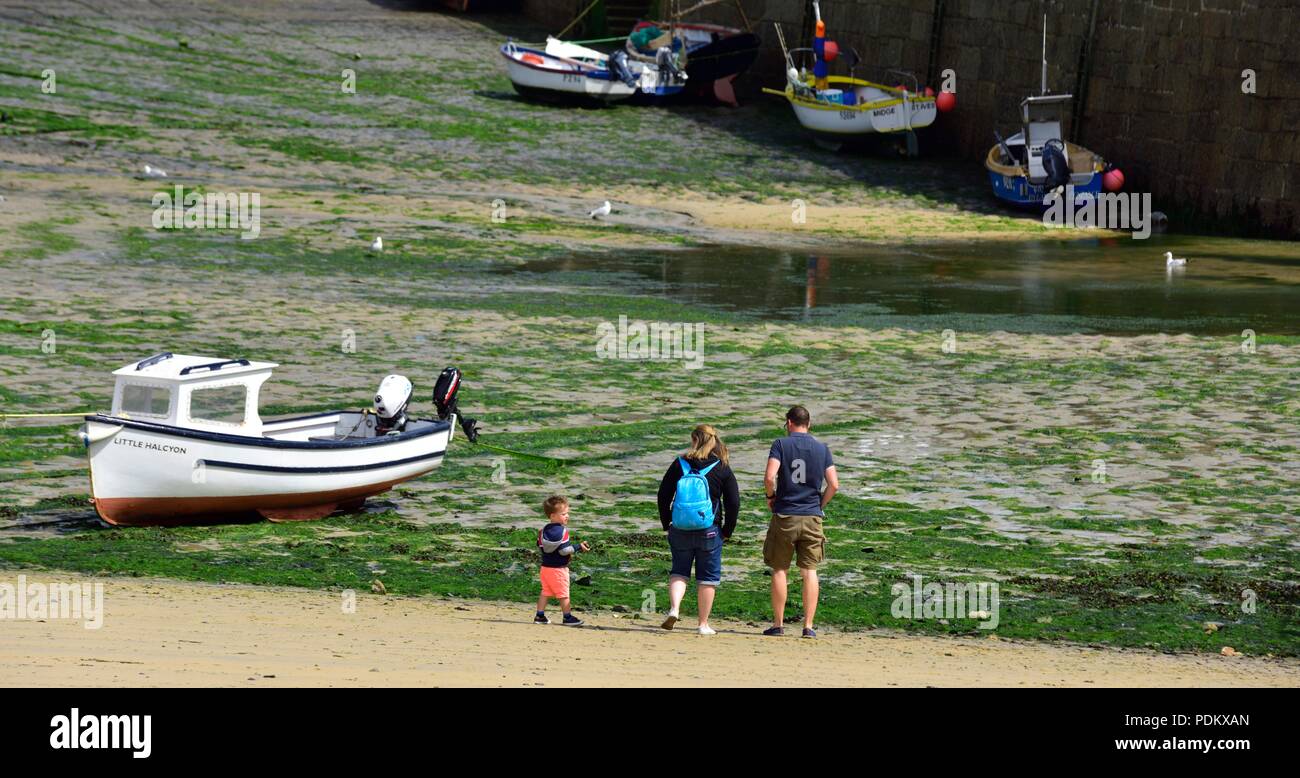 Family on beach holiday hi-res stock photography and images - Alamy