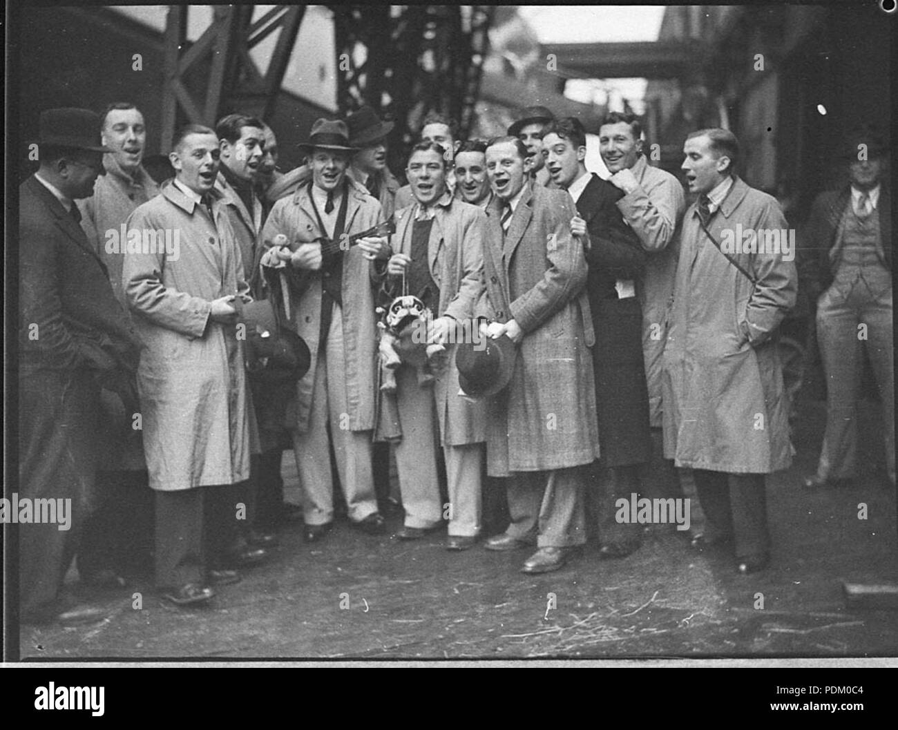 139 SLNSW 20720 English soccer team arrive by Maunganui Stock Photo
