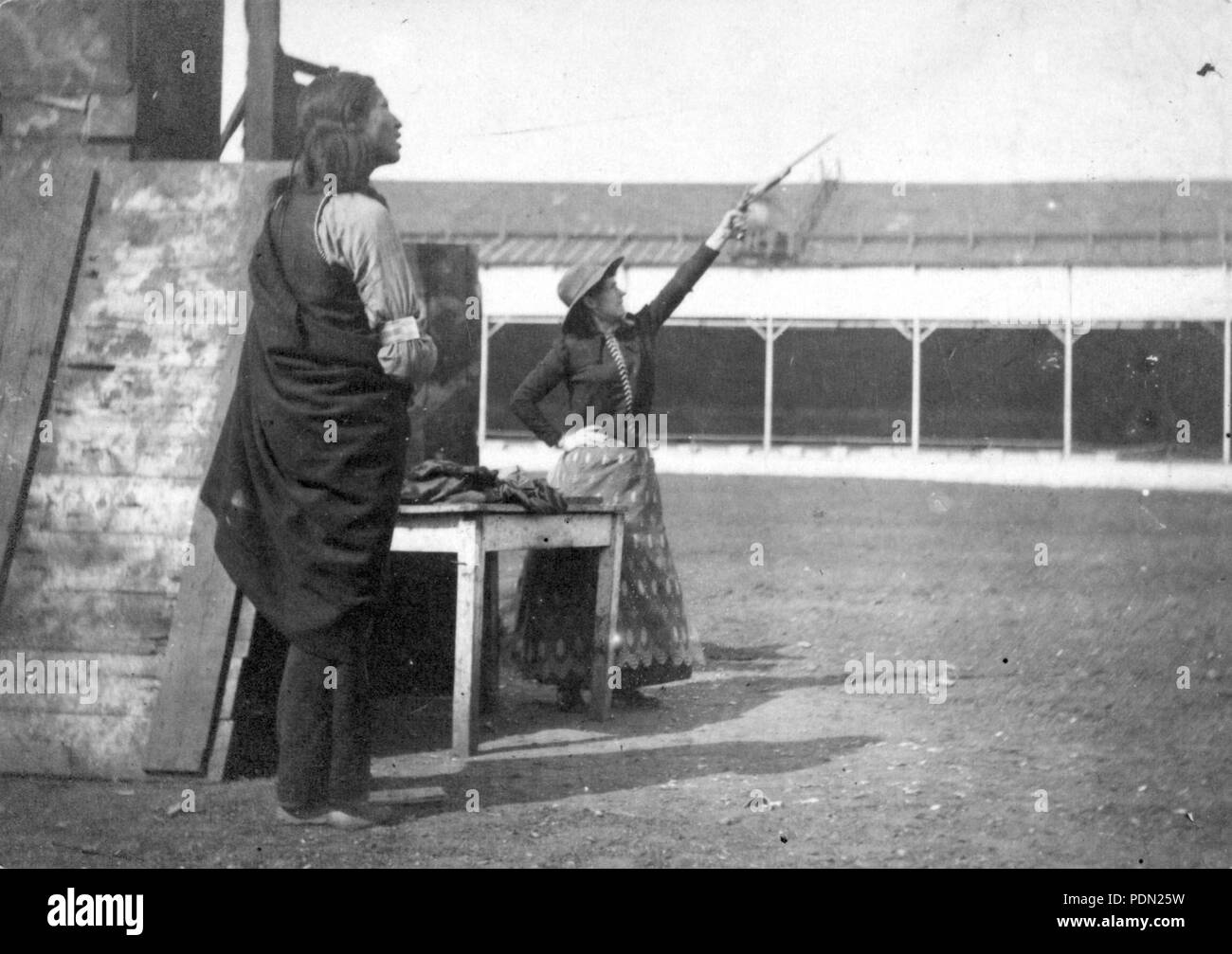 Annie Oakley shooting, 1892 Stock Photo Alamy