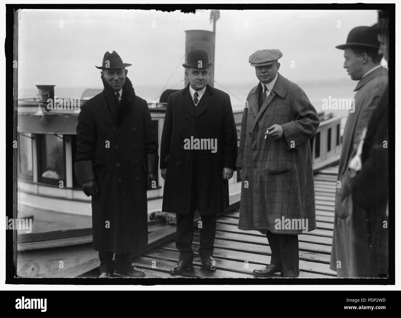 APPAM, H.M.S. BRITISH SHIP CAPTURED BY GERMANS, INTERNED IN U.S. SCENE AT NEWPORT NEWS, VA. WHEN APPAM WAS RUN INTO PORT BY GERMANS- VON SCHILLING VICE COUNSUL OF NEWPORT NEWS; COLLECTOR OF Stock Photo