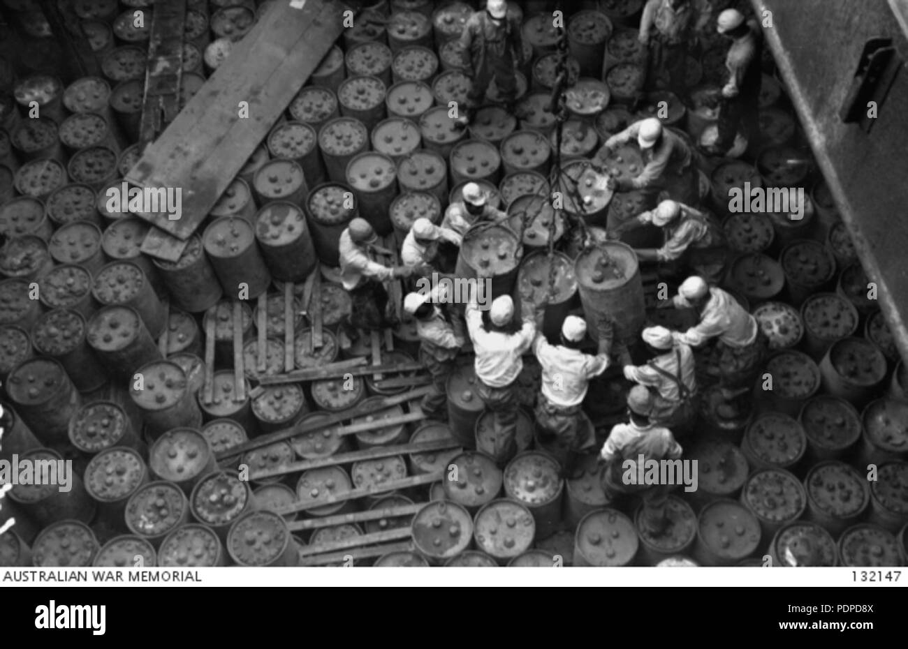 2 132147 FORMER TADANOUMI BRANCH, ARE BEING STOWED BY JAPANESE WORKEN IN THE HOLD OF THE SHIP SHINTONMARU Stock Photo