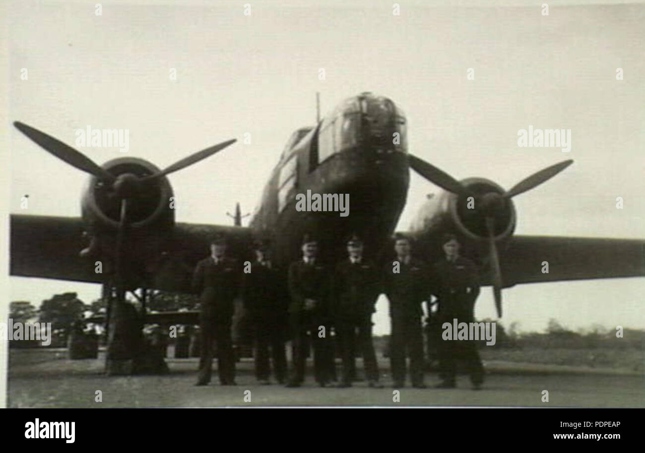 6 460 Squadron RAAF Wellington and crew Breighton 1942 AWM P00270.016 Stock Photo Alamy
