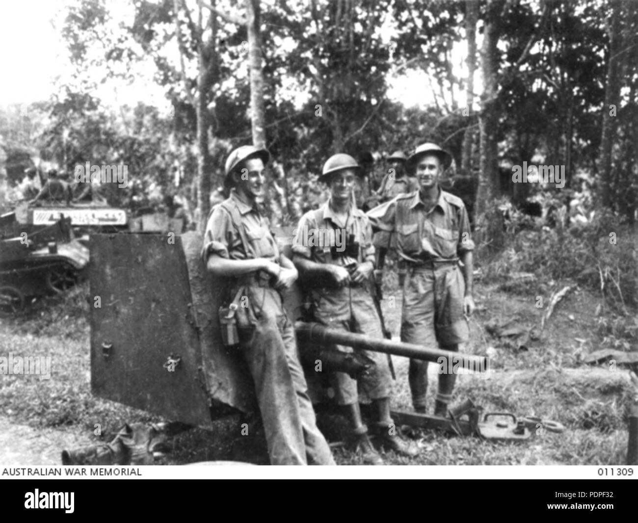 17 Australian 2 pounder AT gun crew Malaya 18 January 1942 AWM 011309 Stock Photo