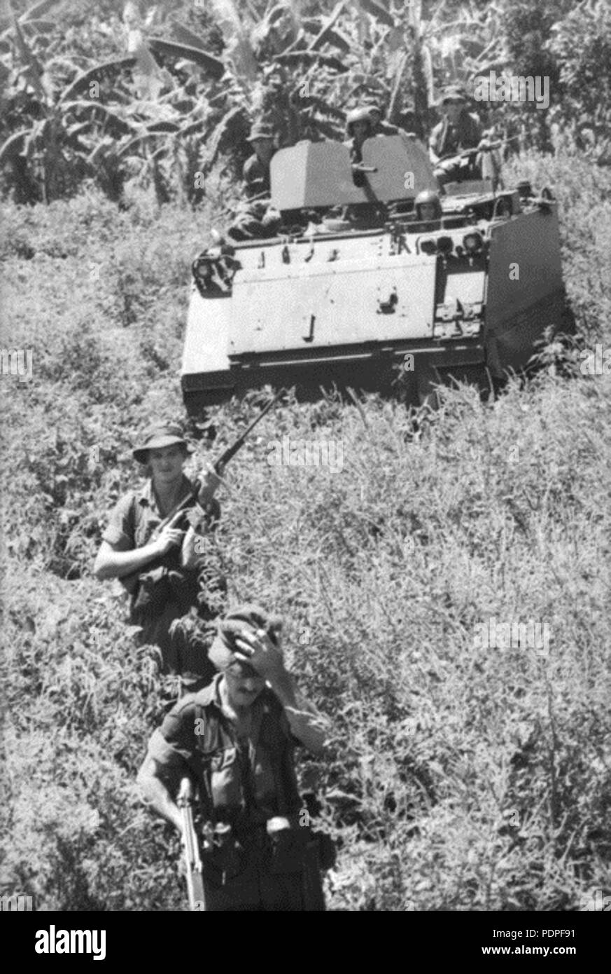 18 Australian soldiers during Operation Enoggera (AWM CUN660503VN Stock Photo Alamy