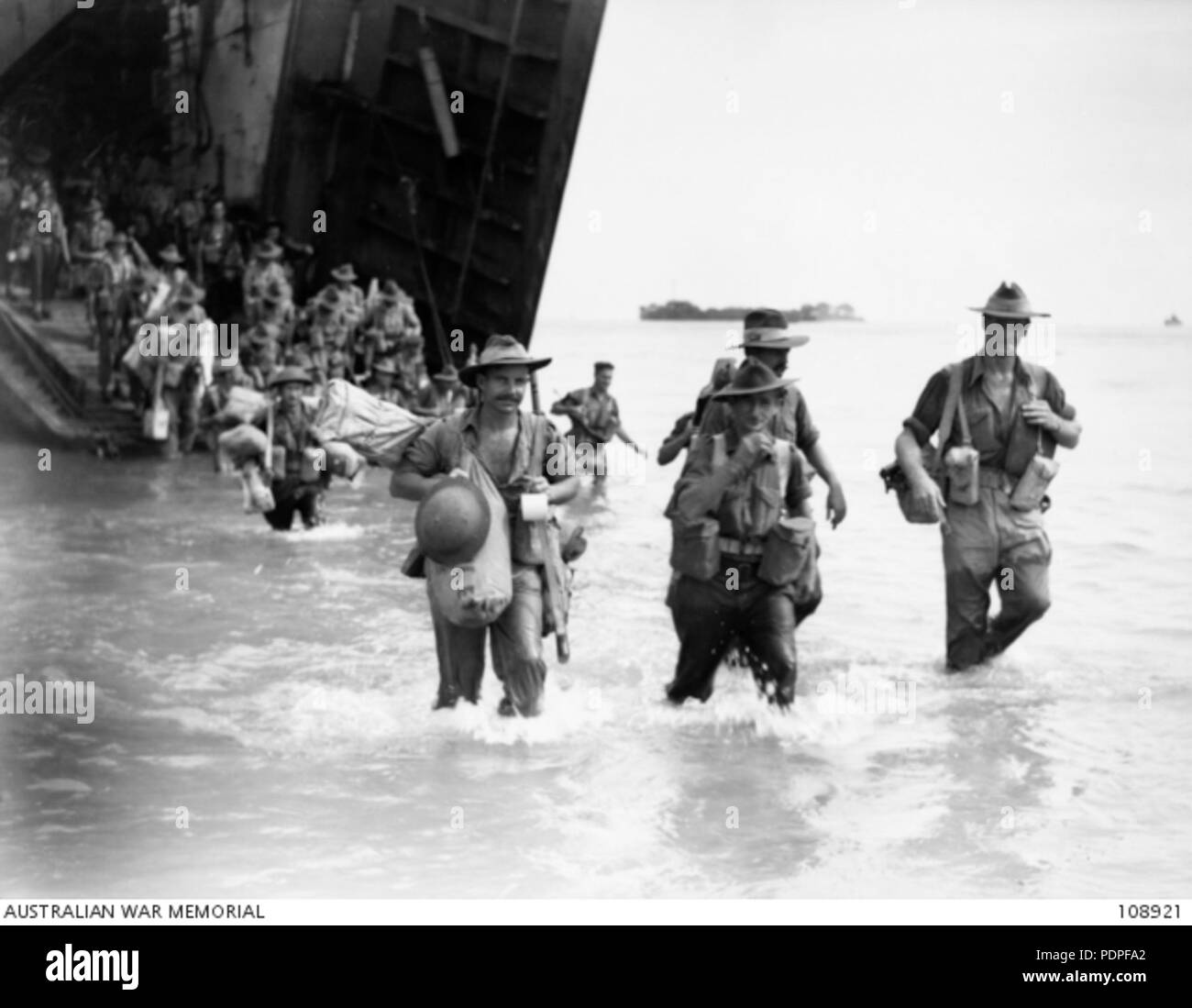 18 Australian troops landing on Labuan, 1945 Stock Photo Alamy
