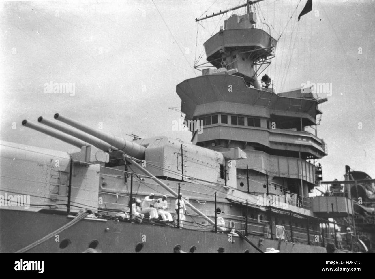 53 Gun turret and bridge of USS Portland (CA-33) at Brisbane, 25 March 1941 (StateLibQld 1 100920) Stock Photo