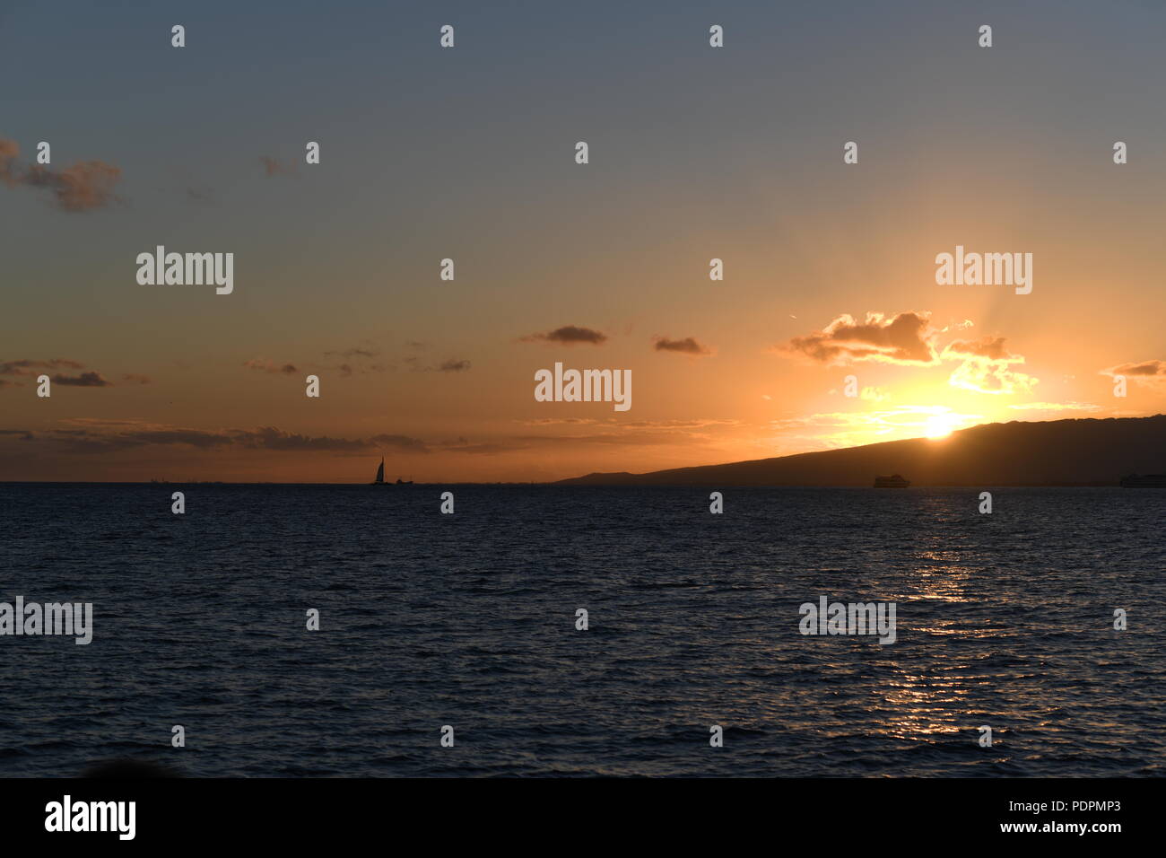 Waikiki sunset boat hi-res stock photography and images - Alamy