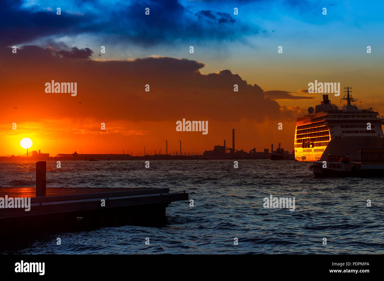 Big cruise ship venice hi-res stock photography and images - Alamy