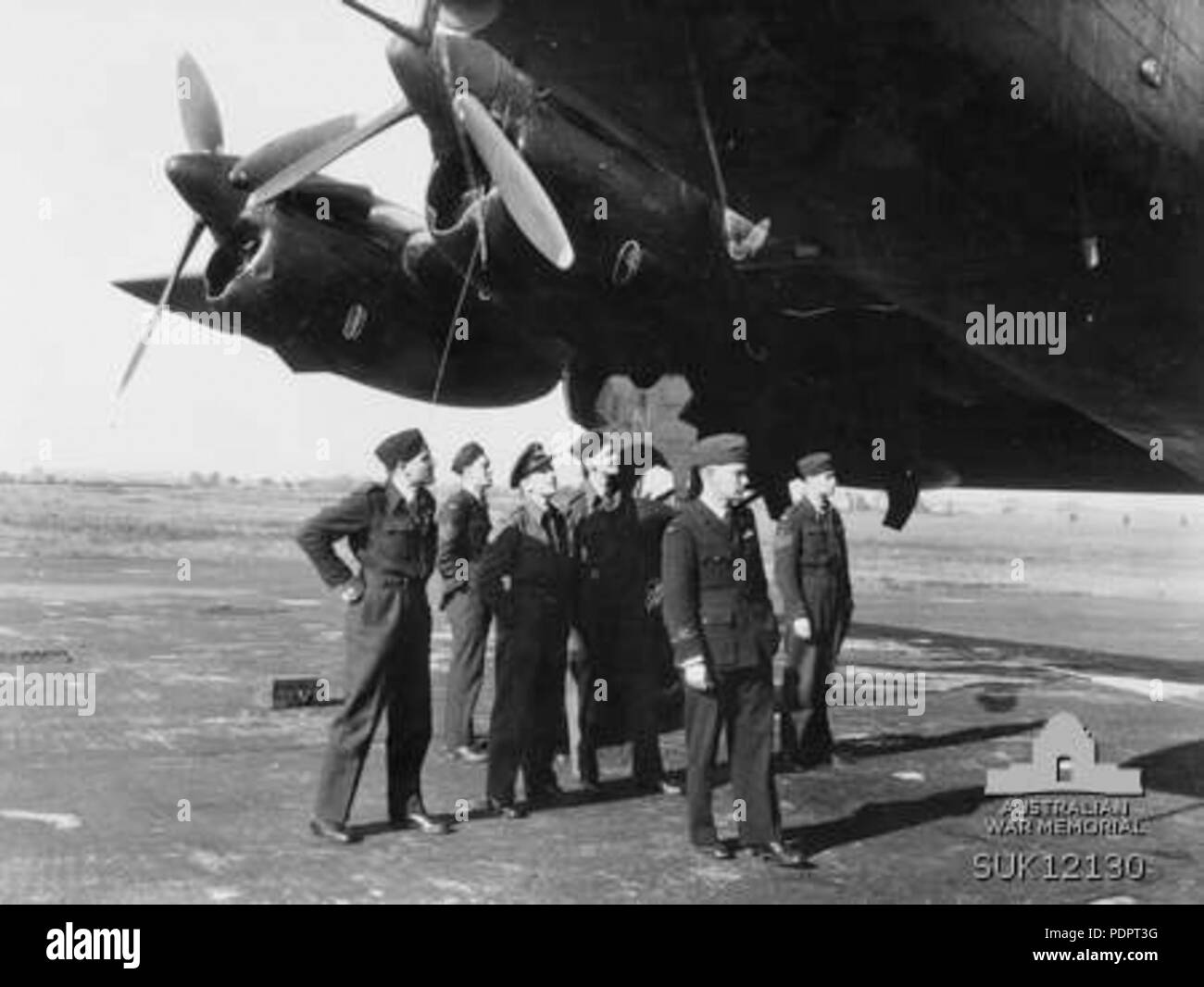 7 466 Squadron RAAF Halifax aircrew at Leconfield SUK12130 Stock Photo