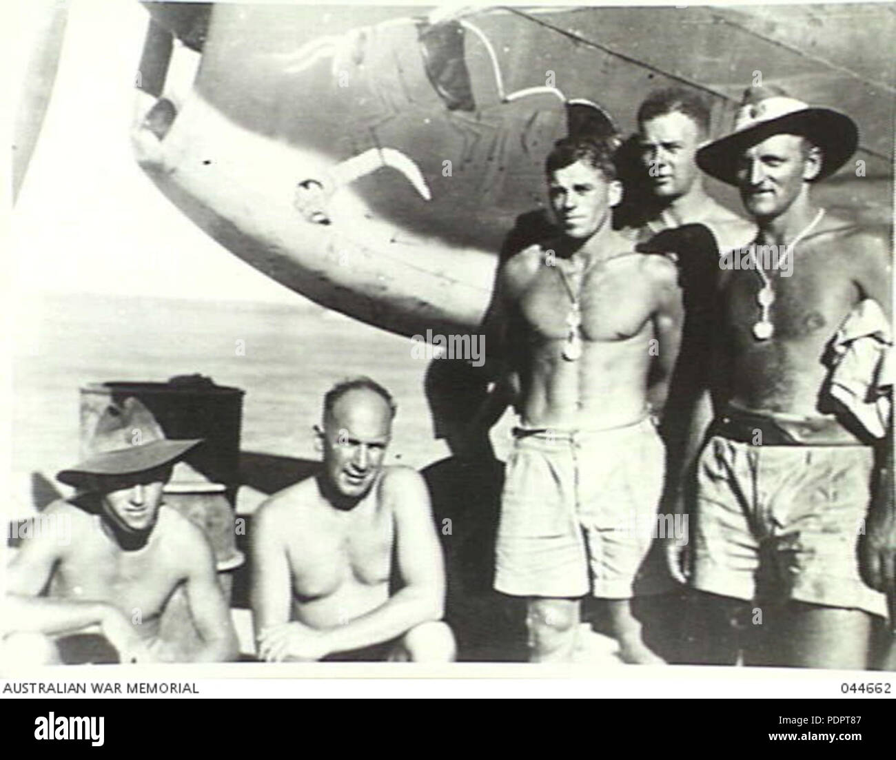 7 76 Squadron RAAF ground crew AWM 044662 Stock Photo