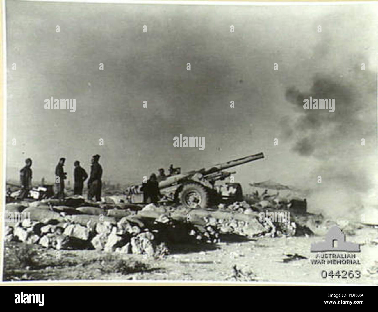 27 British gun at Derna, Libya Jan 1941 IWM 005258 Stock Photo - Alamy