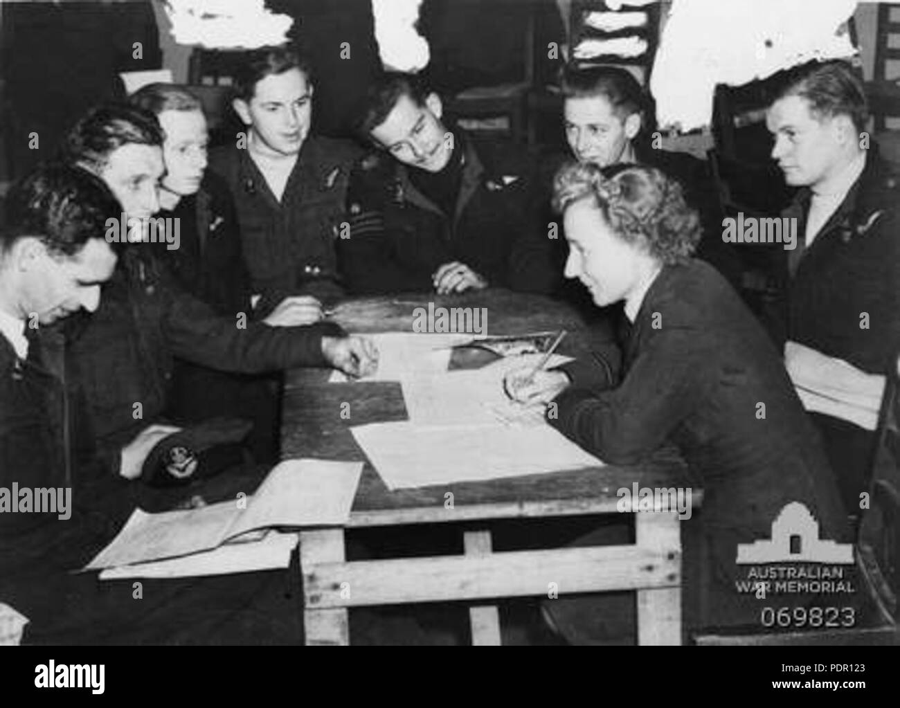 49 G For George Crew Debriefing 27 Nov 1943 Awm 069823 Stock Photo Alamy