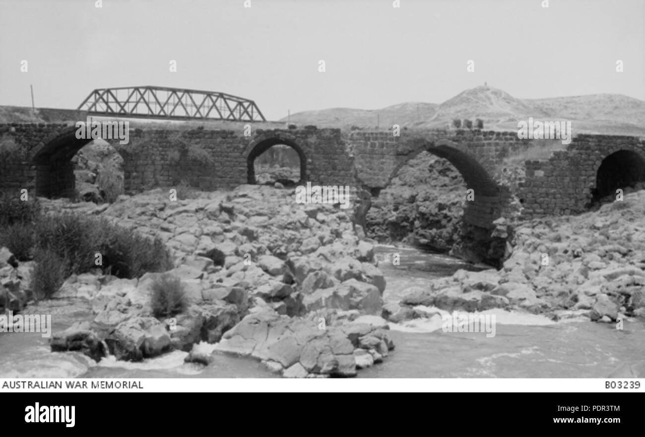 71 Jisr al Majami. View of the old Roman bridge (foreground) and railway bridge (background) Stock Photo