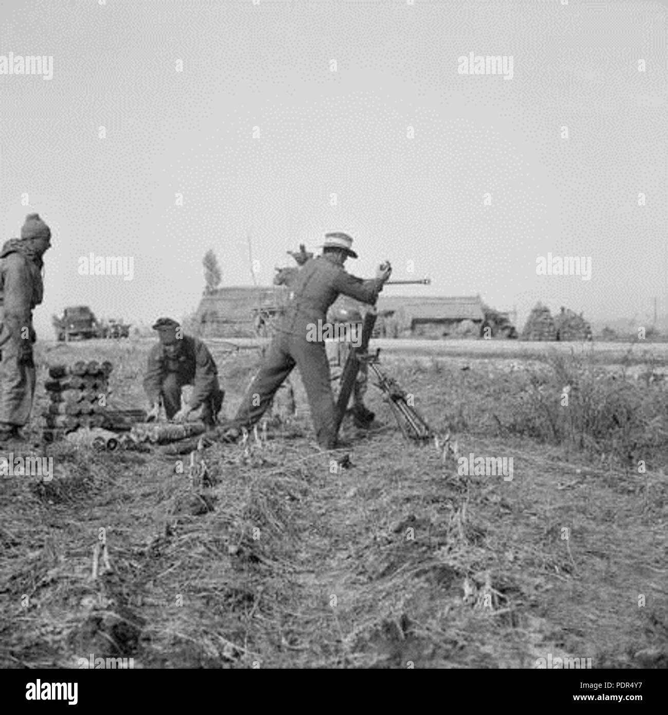 86 Mortar crew 3RAR Pakchon 5 Nov 1950 (AWM 146953) Stock Photo