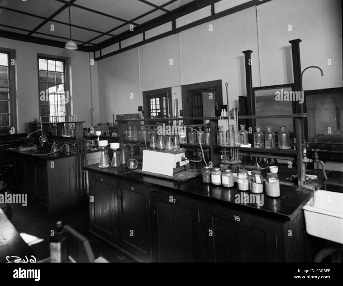 1950s research lab hi-res stock photography and images - Alamy