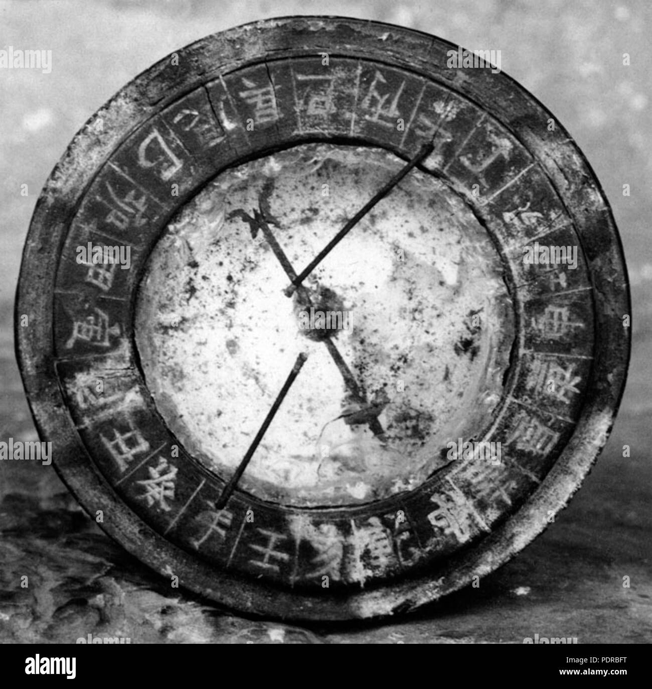 Chinese compass Black and White Stock Photos & Images - Alamy