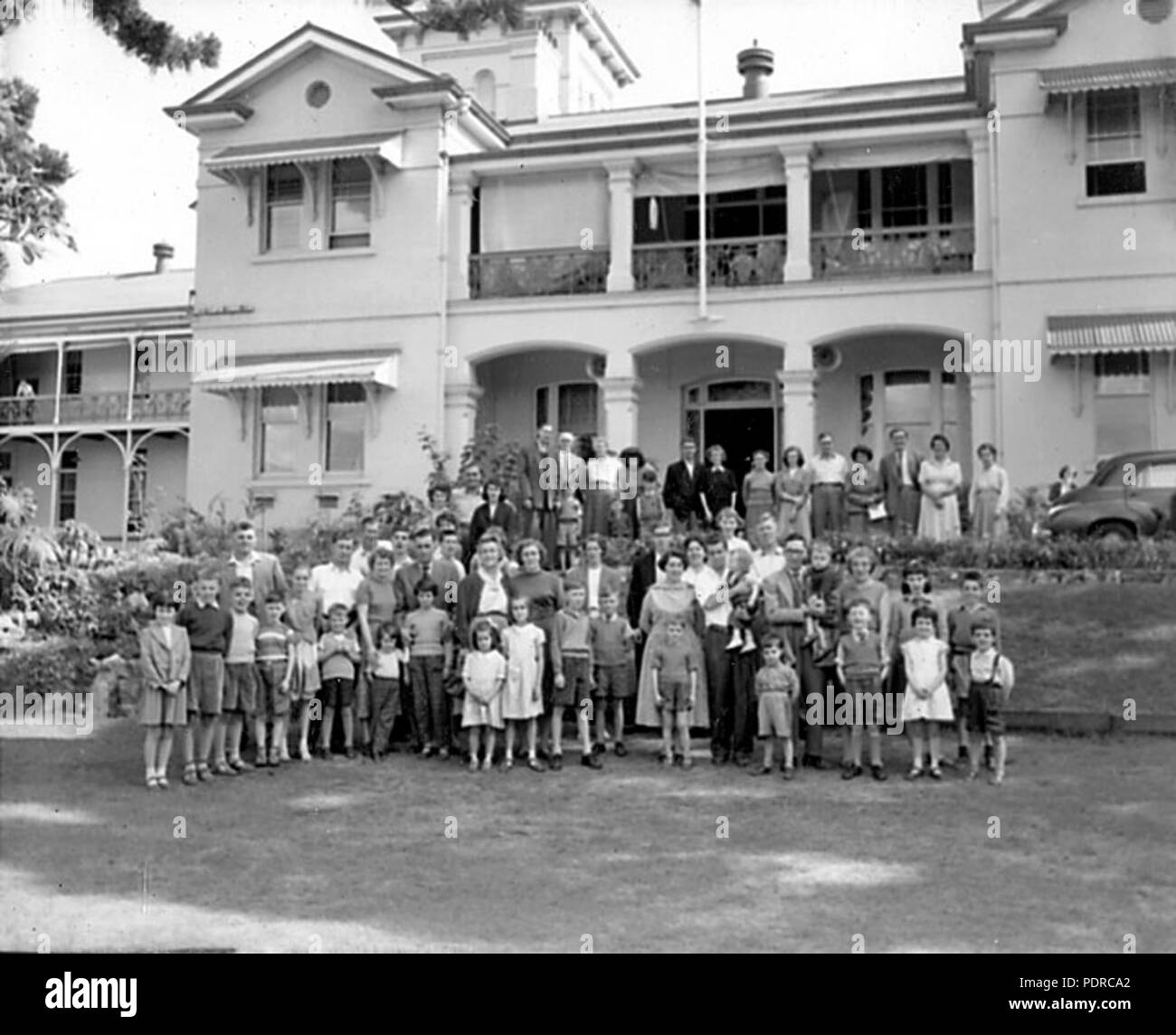 111 Queensland State Archives 3540 Migrants grouped on the lawn at Yungaba 24 June 1958 Stock Photo