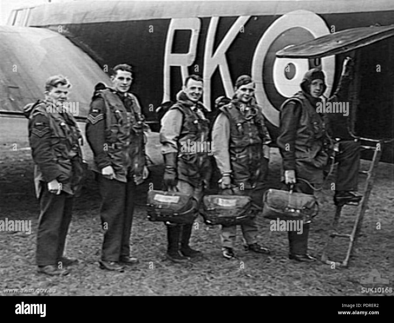 123-raaf-and-rnzaf-aircrew-with-whitley-uk-1942-stock-photo-alamy