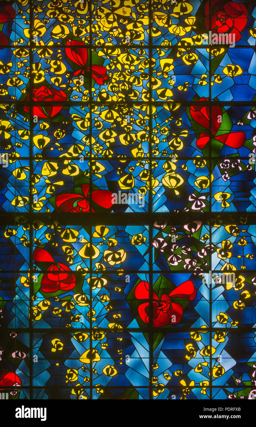 1954-1955 von Gottfried Böhm erbaut, Fensterwand hinter dem Altar, Ausschnitt mit Rosen Stock Photo