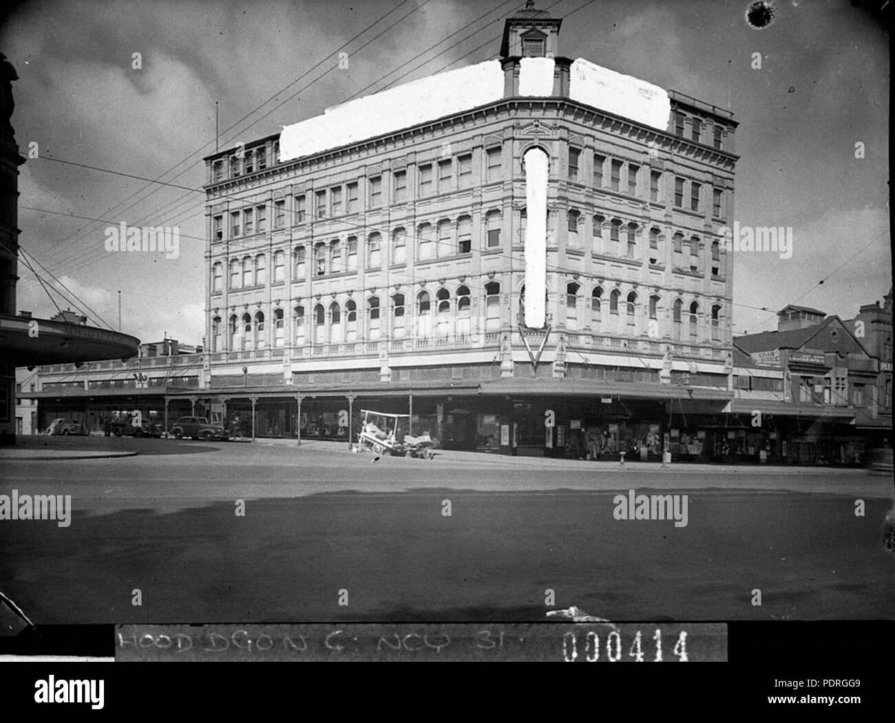 134 SLNSW 13002 Buckinghams Department Store Oxford Street Darlinghurst with V for Victory sign taken for Building Publishing Co Stock Photo