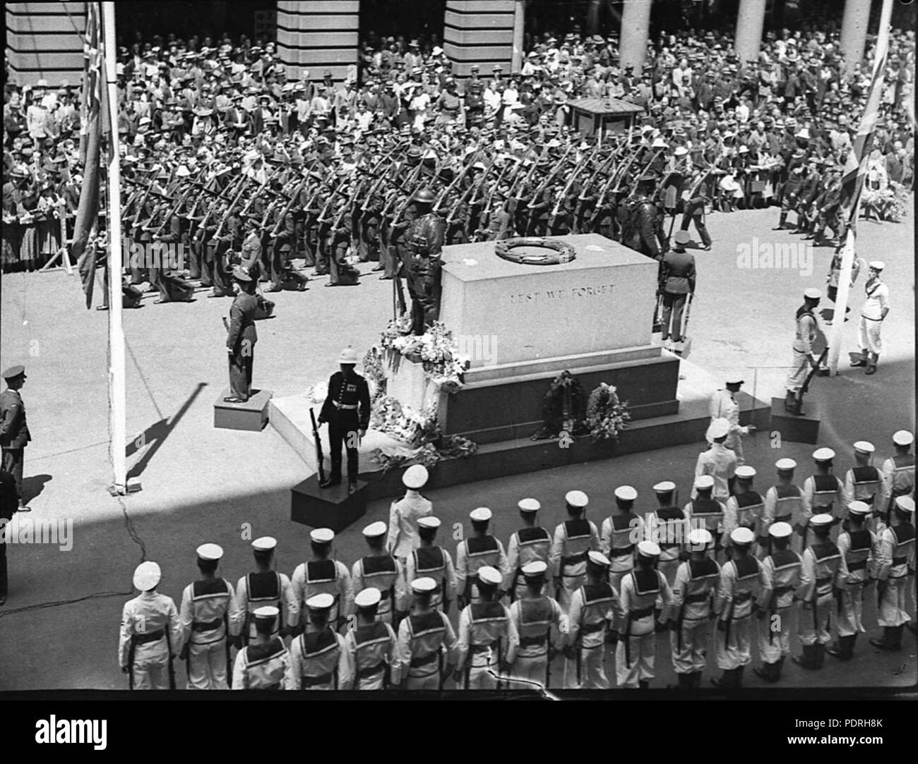141 SLNSW 22231 Armistice Day service at Cenotaph Martin Place Stock Photo
