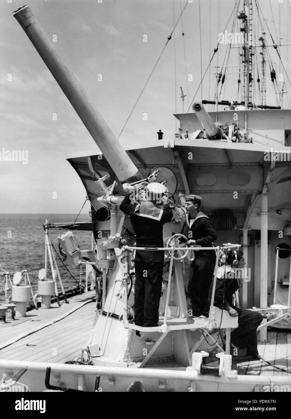 99 QF 4inch Mk V AA gun on destroyer Stock Photo Alamy