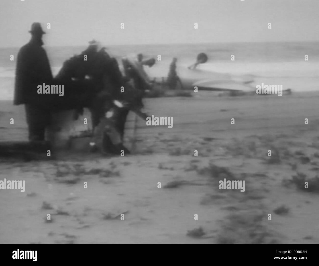 Family beach scene 1940s hi-res stock photography and images - Alamy