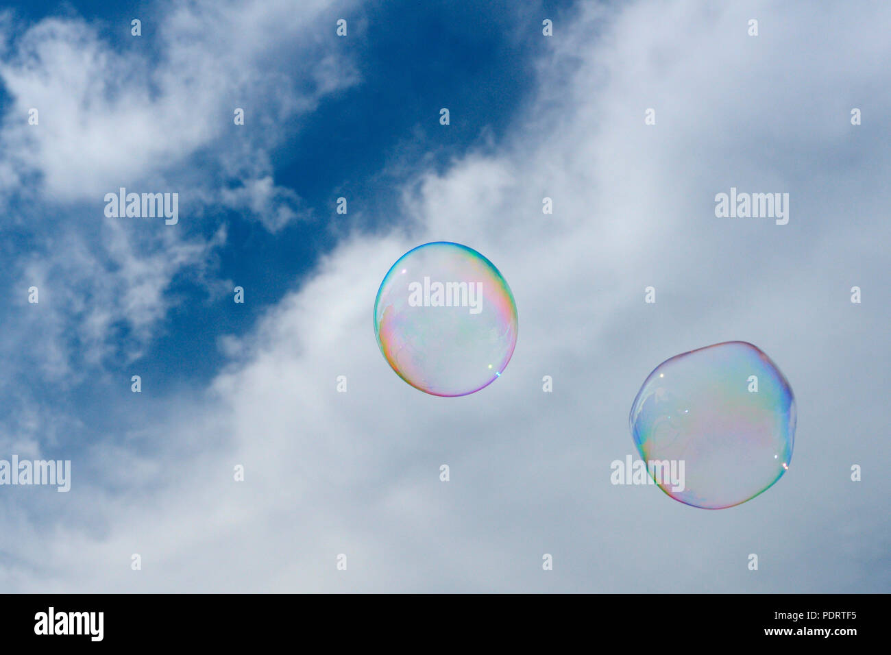 Seifenblasen schweben in der Luft Stock Photo - Alamy