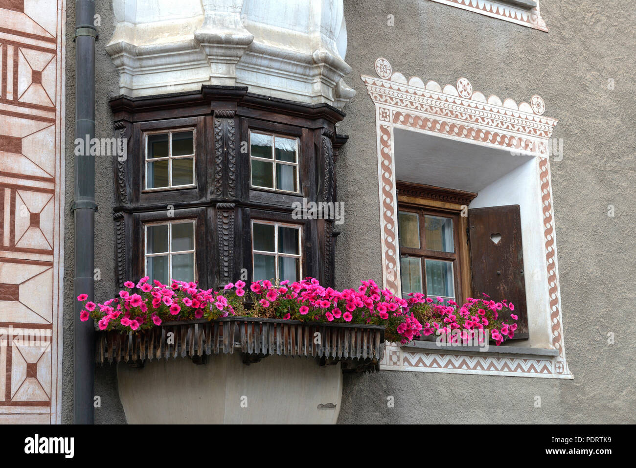 Erker an typischem Engadiner Haus, Pontresina, Engadin, Graubuenden, Schweiz, Europa Stock Photo