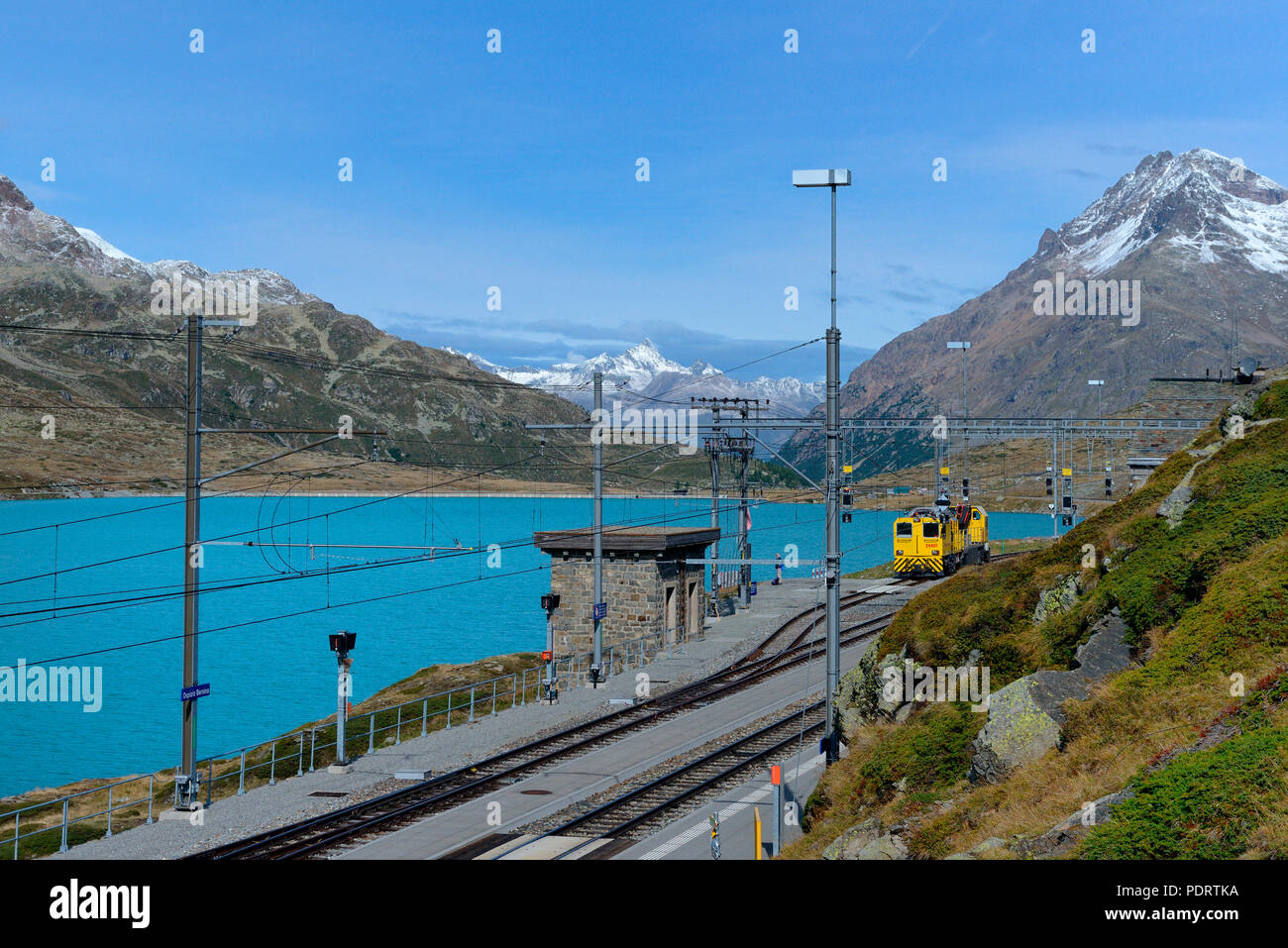 Bahnstation Ospizio Bernina 2253m der Rhaetischen Bahn, Lago Bianco, Bernina-Pass, Engadin, Kanton Graubuenden, Schweiz, Europa Stock Photo