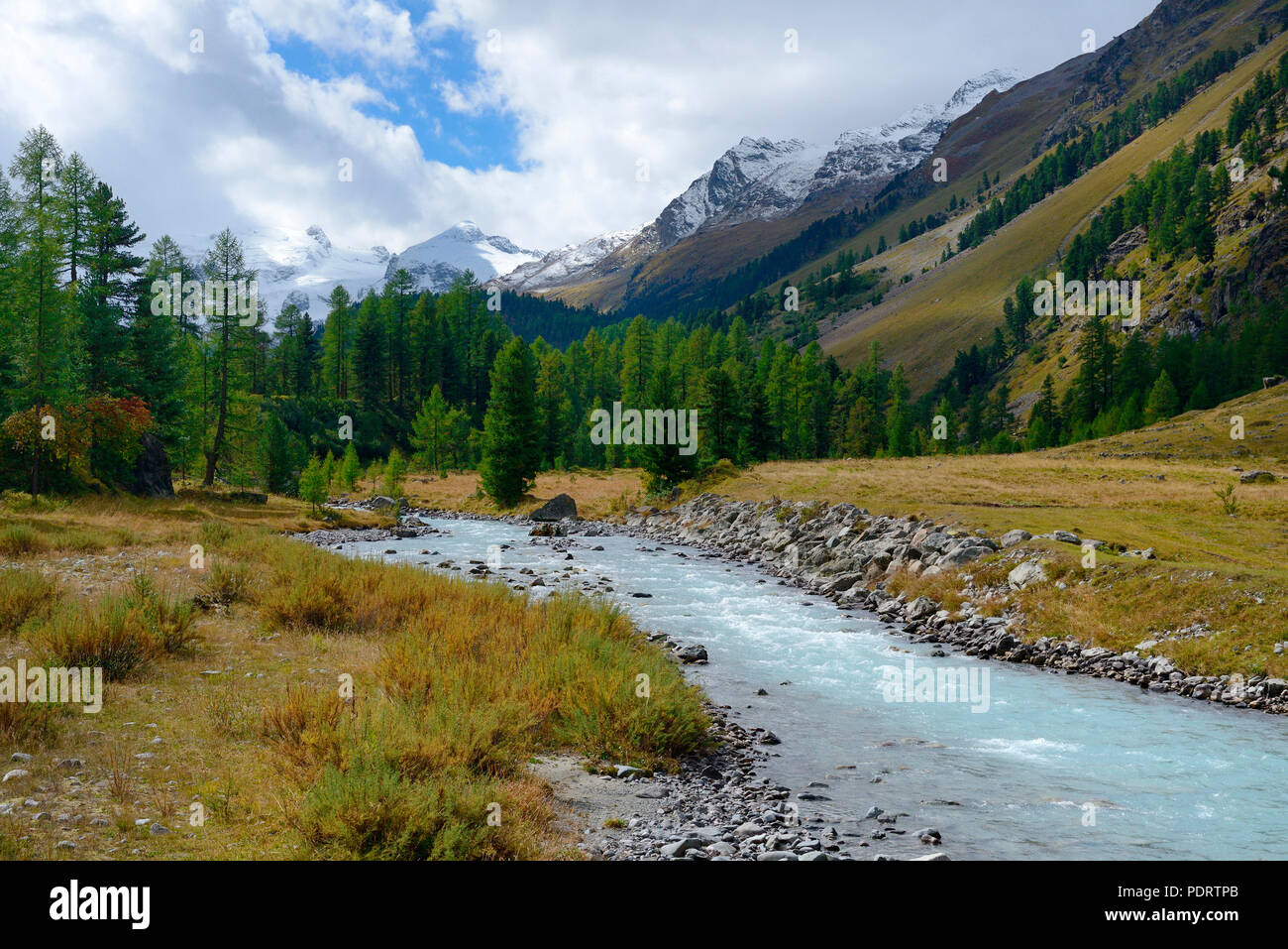 Val Roseg mit Fluss Ova da Roseg, Pontresina, Engadin, Kanton Graubuenden, Schweiz, Europa Stock Photo