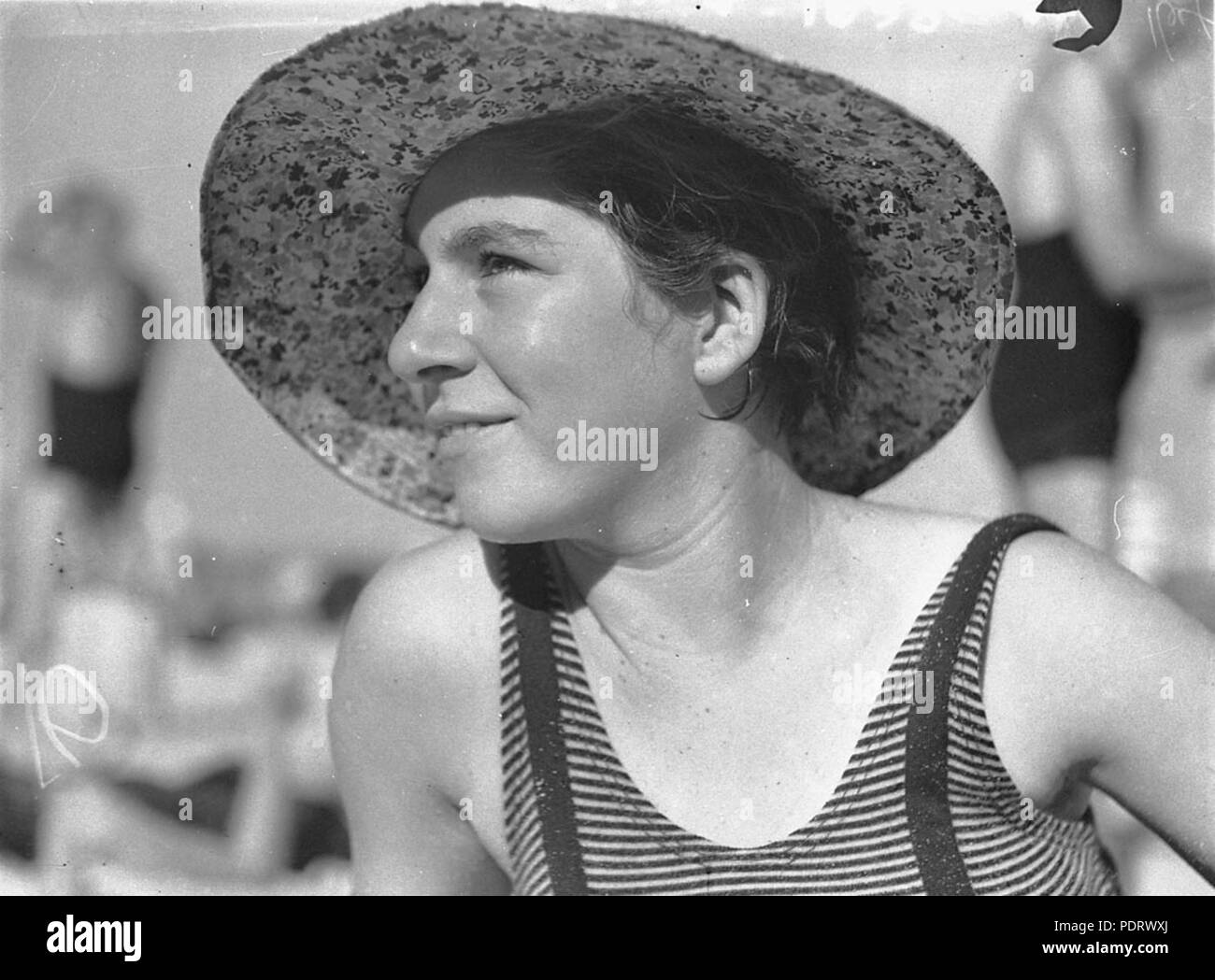 Early 20th century woman in hat Black and White Stock Photos & Images ...