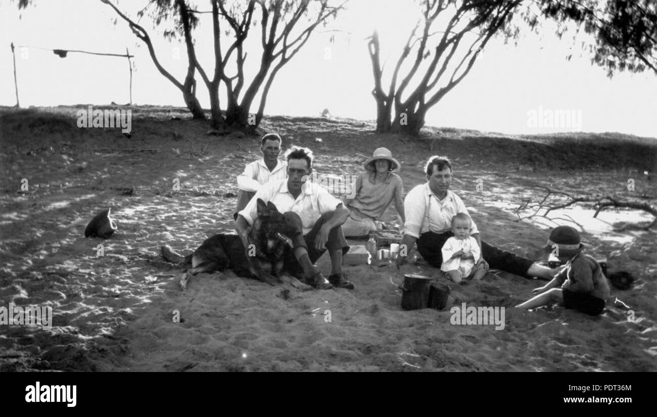 1920s family beach hi-res stock photography and images - Alamy